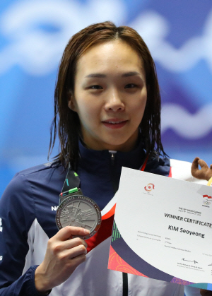 김서영이 수영 여자 개인혼영 400m에서 은메달을 따낸 뒤 시상식에서 포즈를 취하고 있다. /연합뉴스