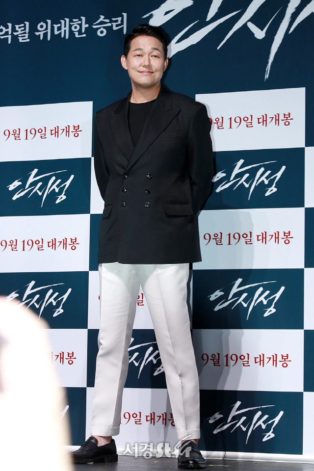 배우 박성웅이 영화 ‘안시성’ 제작보고회에 참석해 포토타임을 갖고 있다.