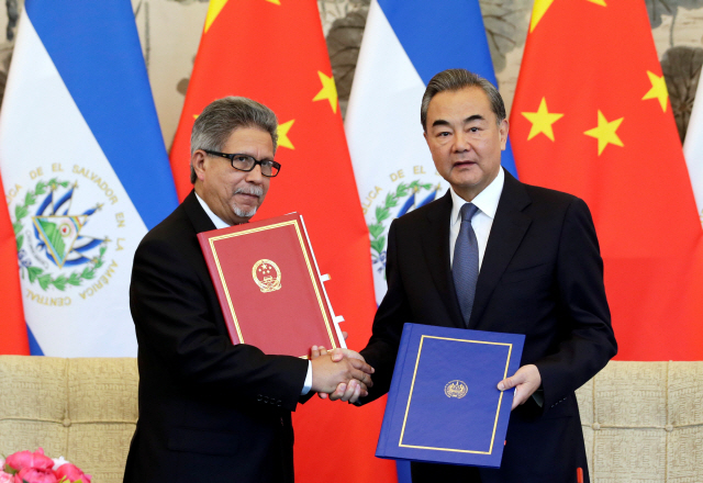 Chinese Foreign Minister Wang Yi (R) and El Salvador‘s Foreign Minister Carlos Castaneda attend a signing ceremony to establish diplomatic ties between the two countries, at the Diaoyutai State Guesthouse in Beijing, China August 21, 2018.  REUTERS/Jason Lee      <저작권자(c) 연합뉴스, 무단 전재-재배포 금지>