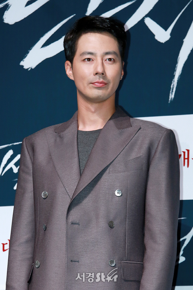 배우 조인성이 영화 ‘안시성’ 제작보고회에 참석해 포토타임을 갖고 있다.