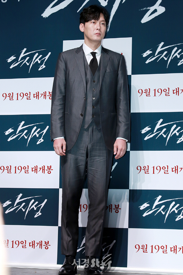배우 박병은이 영화 ‘안시성’ 제작보고회에 참석해 포토타임을 갖고 있다.