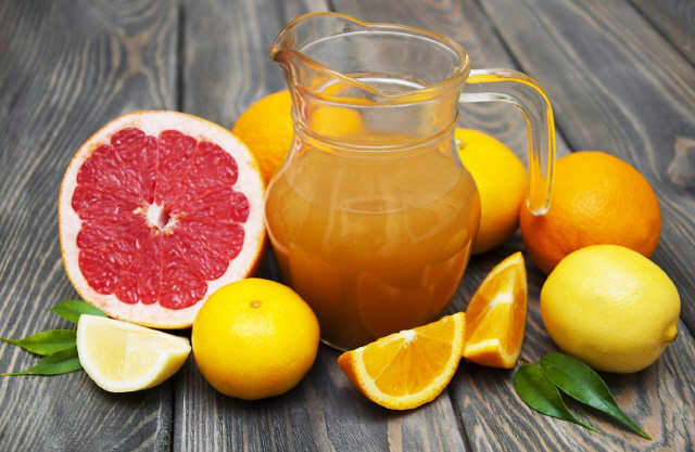 구연산이 풍부한 오렌지·레몬 등 과일·주스는 요로결석 예방에 도움이 된다.