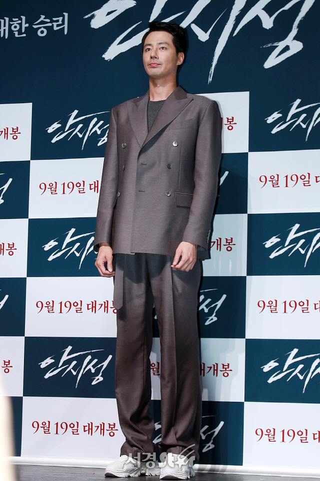 배우 조인성이 영화 ‘안시성’ 제작보고회에 참석해 포토타임을 갖고 있다.
