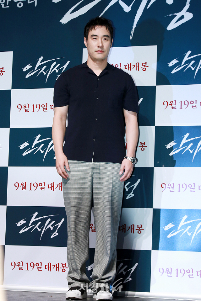 배우 배성우가 영화 ‘안시성’ 제작보고회에 참석해 포토타임을 갖고 있다.