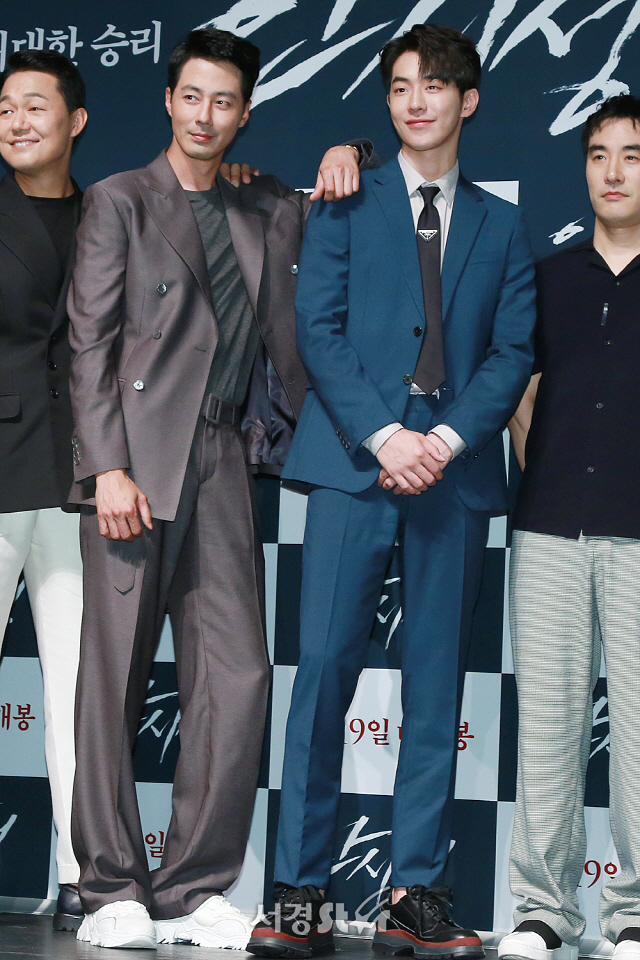 배우 조인성과 남주혁이 영화 ‘안시성’ 제작보고회에 참석해 포토타임을 갖고 있다.