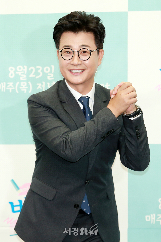 김성주가 Mnet ‘방문교사‘ 제작발표회에 참석해 포토타임을 갖고 있다.