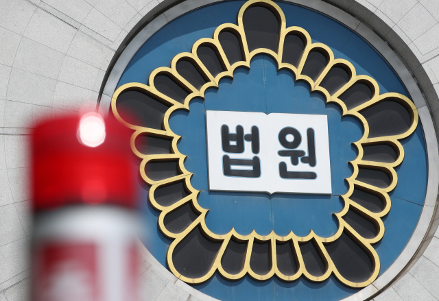 피해자의 나체 사진을 찍고 그 사진을 피해자에게 전송하는 행위는 ‘반포·제공’에 해당하지 않는다는 대법원 판결이 나왔다./출처=연합뉴스