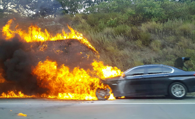 지난 20일 오후 경북 문경시 불정동 중부내륙고속도로에서 달리던 BMW에서 불이 났다./연합뉴스