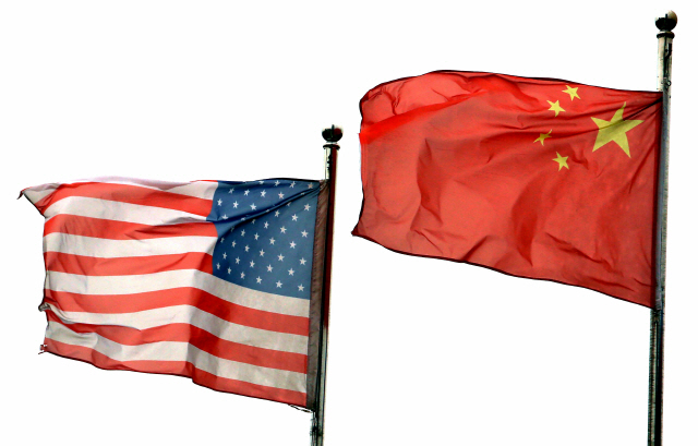 미국 성조기(왼쪽)와 중국 오성홍기 /UPI연합뉴스