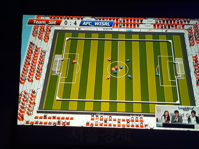 22일 대전 유성구 한국과학기술원(KAIST) 본원에서 열린 ‘인공지능(AI) 월드컵 2018’ 결승전에서 ‘팀시트(Team_siit)’와 ‘AFC위슬(AFC_WISRL)’이 팽팽한 승부를 펼치고 있다. /양사록기자