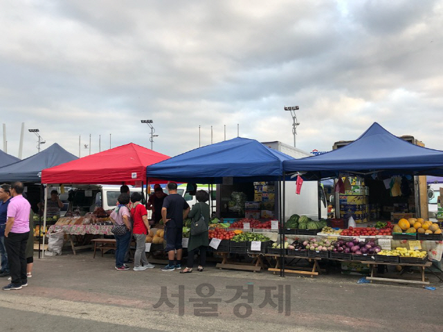혁명광장 앞 재래시장에서는 과일·천연꿀·잣 등 각종 다양한 식료품을 저렴하게 살 수 있다.