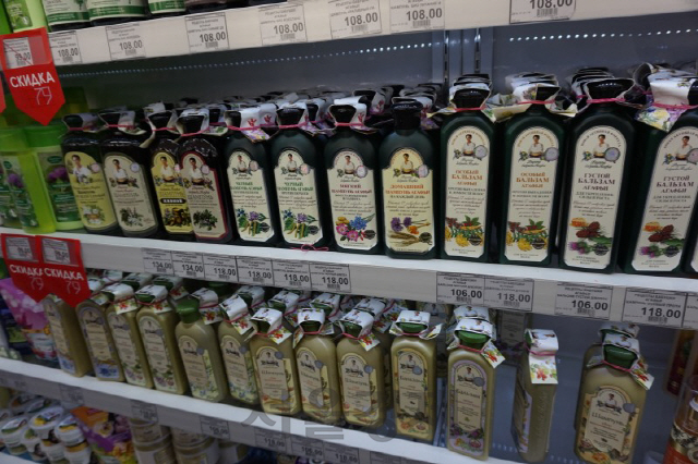 블라디보스토크의 드러그스토어 ‘츄다데이’에 천연화장품 ‘할머니 레시피’ 제품들이 진열돼 있다.