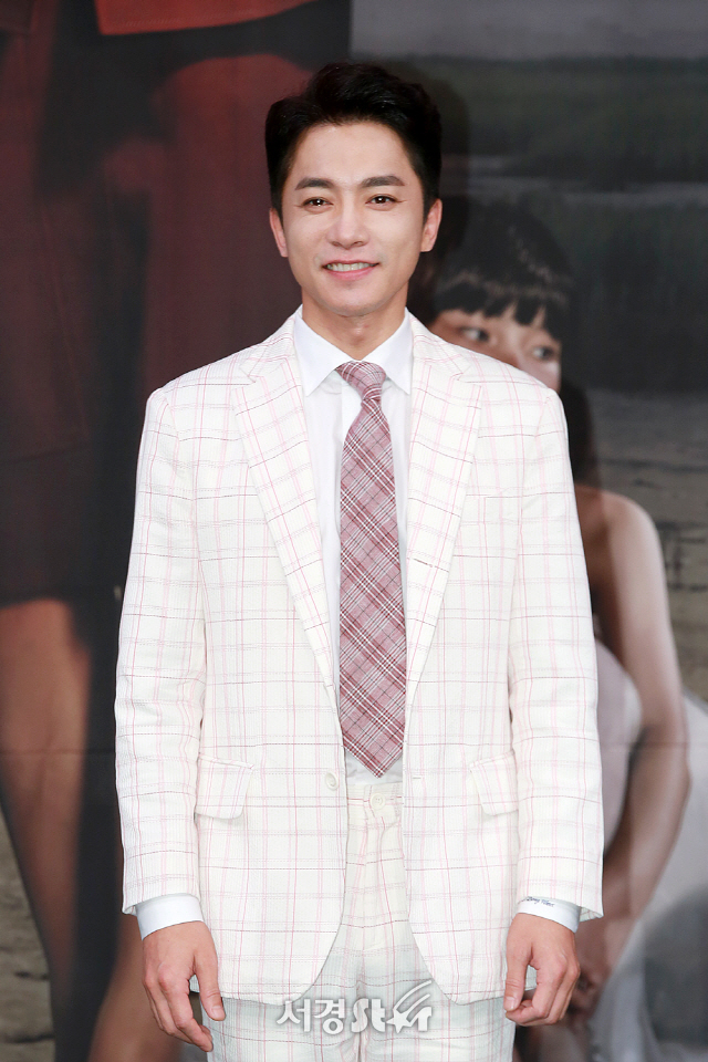 배우 김영민이 MBC 새 주말특별기획 ‘숨바꼭질’ 제작발표회에 참석해 포토타임을 갖고 있다.