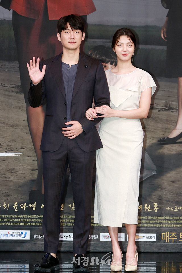 배우 송창의와 엄현경이 MBC 새 주말특별기획 ‘숨바꼭질’ 제작발표회에 참석해 포토타임을 갖고 있다.