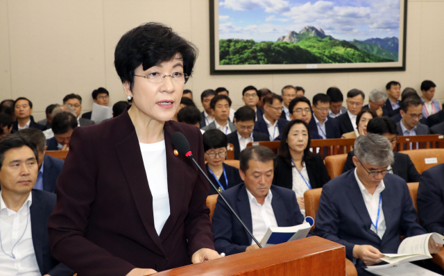 김영주 고용노동부 장관이 22일 국회에서 열린 환경노동위원회 전체회의에서 업무보고에 앞서 인사말을 하고 있다./연합뉴스