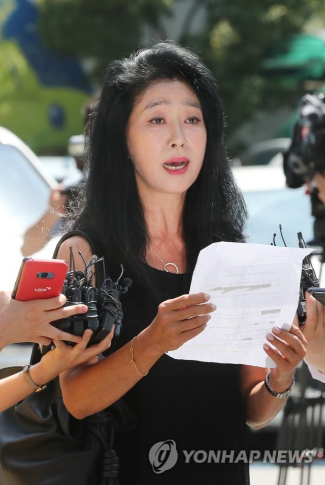 '경찰 출석' 김부선, '이재명 99만가지 거짓말, 나를 정신병자로 몰아'