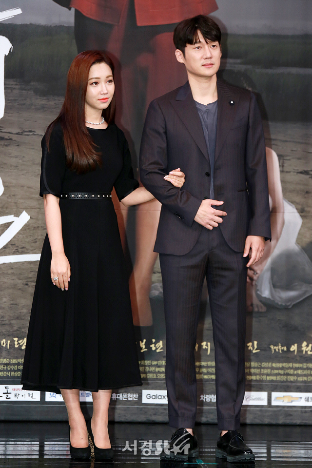 배우 이유리와 송창의가 MBC 새 주말특별기획 ‘숨바꼭질’ 제작발표회에 참석해 포토타임을 갖고 있다.