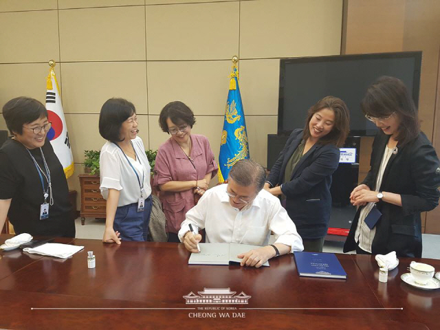 왼쪽부터 신미숙 청와대 균형인사비서관, 김혜애 기후환경비서관, 엄규숙 여성가족비서관, 정혜승 디지털소통센터장, 신지연 해외언론비서관. /청와대 페이스북 캡쳐