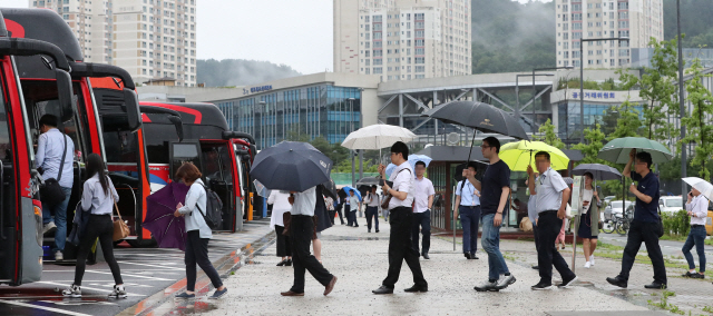 [적폐 낙인 공무원들의 슬픈 자화상] '前정권 정책 주도' 고용부 100명 조사...산업부 '에너지통' 줄교체