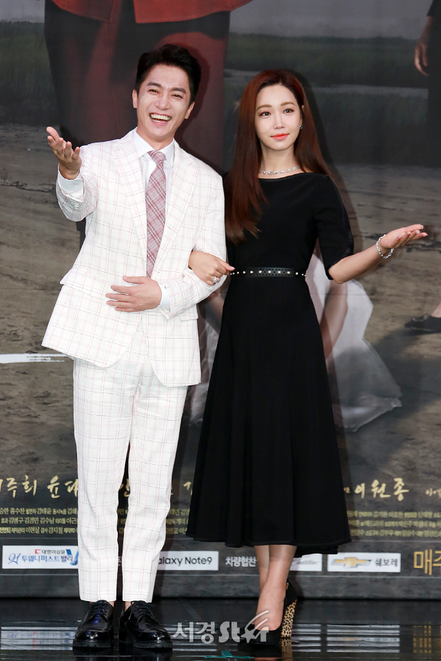 배우 김영민과 이유리가 MBC 새 주말특별기획 ‘숨바꼭질’ 제작발표회에 참석해 포토타임을 갖고 있다.