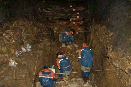 2012년 러시아 고고학자들이 시베리아 데니소바 동굴을 발굴하고 있다. /출처=독일 막스플랑크 진화인류학연구소