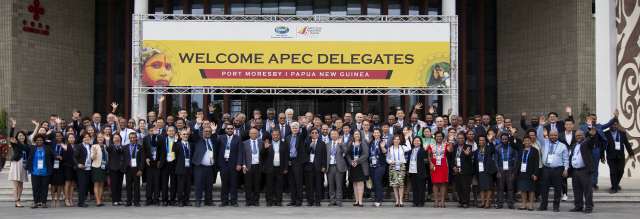 아시아·태평양 지역 기후 관련 전문가들이 불확실한 미래대응 위한 기후정보 서비스 향상 방안을 모색하고 나섰다. 파푸아뉴기니 포트모르스비에서 열린 ‘2018년도 APEC 기후심포지엄’ 참가자들이 기념을 촬영하고 있다./사진제공=APEC기후센터
