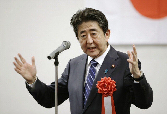 아베 신조 일본 총리가 11일 야마구치현에서 열린 자민당의지역조직 모임에 참석해 발언하고 있다./연합뉴스