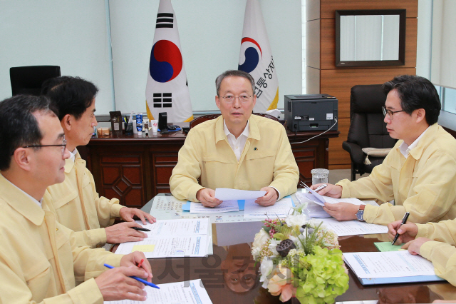 백운규(가운데) 산업통상자원부 장관이 23일 서울 한국기술센터에서 13개 에너지 산업단지 재난관리 유관기관장들과 ‘태풍 대비 긴급대책회의’를 열고 지시 사항을 전달하고 있다. /사진제공=산업통상자우너부