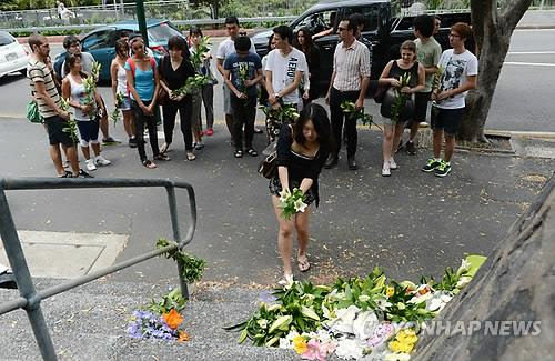 호주 워킹홀리데이에 참여하다가 살해당안 반은지(당시 22세)씨 사건 이후 사람들이 애도하는 모습/EPA연합뉴스