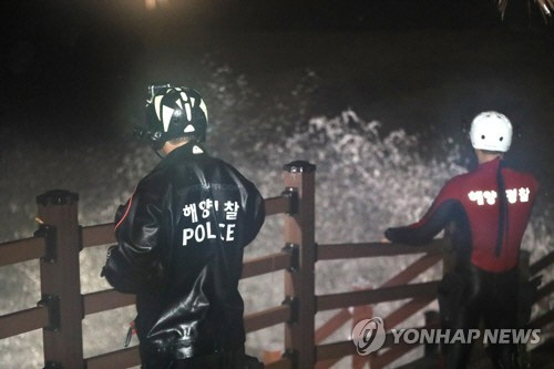 22일 밤 서귀포시 소정방 폭포에서 20대 여성이 파도에 휩쓸려 실종돼 해경이 수색하고 있다 / 사진=연합뉴스