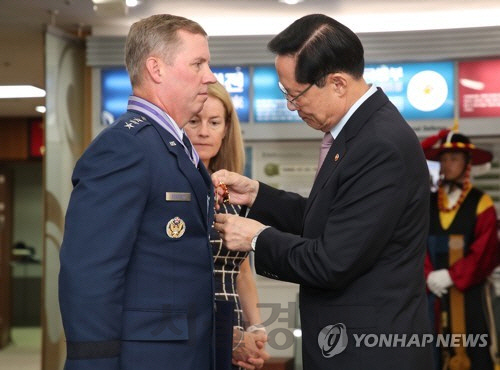 송영무 국방장관이 23일 서울 용산 국방부 청사에서 이임하는 미국 7공군 사령관 토머스 버건슨 중장에게 정부를 대표해 보국훈장 국선장을 수여하고 있다. 버거슨 중장은 2016년 7월 부임한 이후 북한의 핵·미사일 위협에 대응한 미 공군 전략무기 전개 등 한미 동맹 강화에 기여했다는 평가를 받는다./연합뉴스