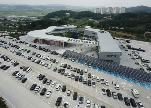 136kW 용량의 태양광 발전 설비와 실시간 차종별 주차 안내 전광판이 설치돤 매송휴게소 전경 /사진제공=대보건설