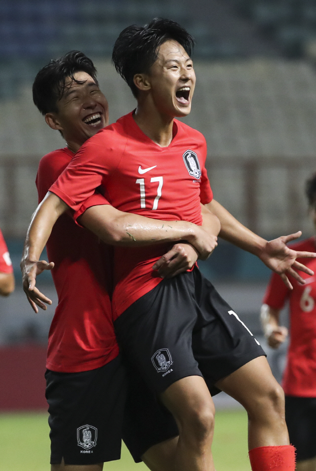 승우야, 고마워!    축구 대표팀 주장 손흥민(왼쪽)이 23일 아시안게임 16강 이란전에서 이승우가 쐐기골을 터뜨리자 뒤에서 안아주며 기뻐하고 있다. /연합뉴스