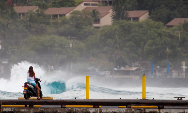 23일(현지시간) 한 여성이 하와이 카일루나 코나 해변에서 파도를 지켜보고 있다. /하와이=EPA연합뉴스