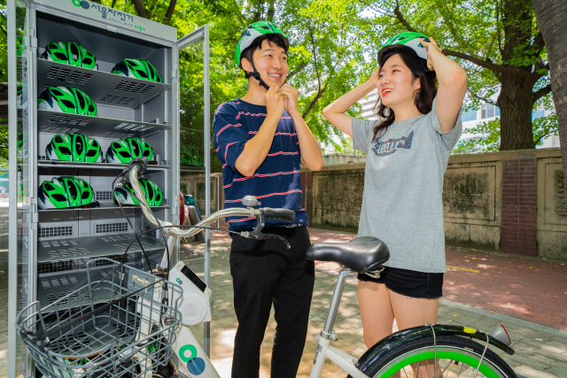 지난달 무료로 대여하는 따릉이 헬멧을 자전거 운전자들이 착용하고 있다./사진제공=서울시