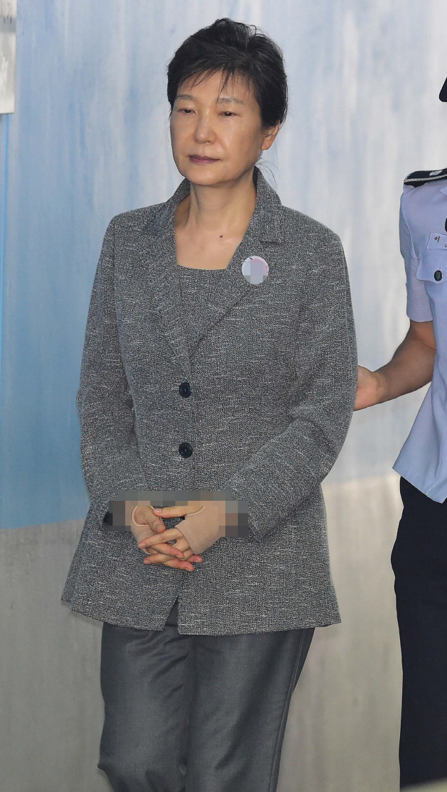 ‘국정농단 혐의’ 박근혜, 2심서 징역 25년·벌금 200억원