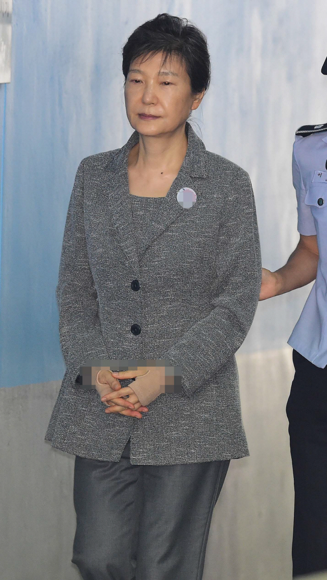 박근혜 전 대통령이 2심서 징역 25년, 벌금 200억원을 선고 받았다./출처=서울경제DB