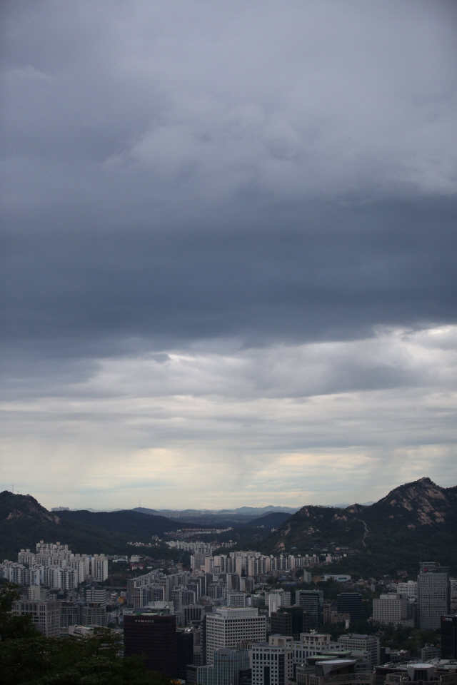 제19호 태풍 ‘솔릭’이 한반도에 상륙해 계속 북상 중인 24일 오전 남산서울타워에서 바라본 서울 하늘에 먹구름이 가득하다./연합뉴스