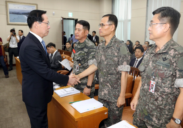 송영무 국방부 장관이 24일 국회에서 열린 국방위원회 전체회의에서 남영신 기무사령관과 악수하고 있다. /연합뉴스