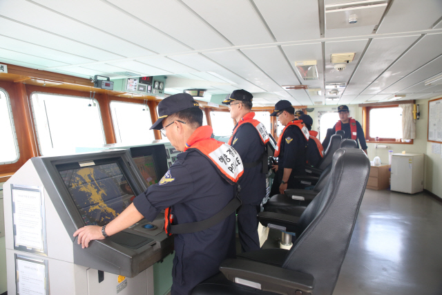 지난 13일 독도로 향하는 ‘3007함’ 조타실에서 대원들이 함정을 운용하고 있다. /사진제공=해양경찰청