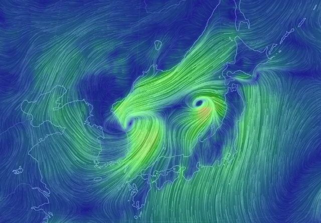 24일 한반도를 관통한 솔릭과 일본 서부지역을 덮치고 이동 중인 시마론 ‘쌍태풍’의 모습이 보인다. /연합뉴스=Earth Nullschool연구소 홈페이지 캡처