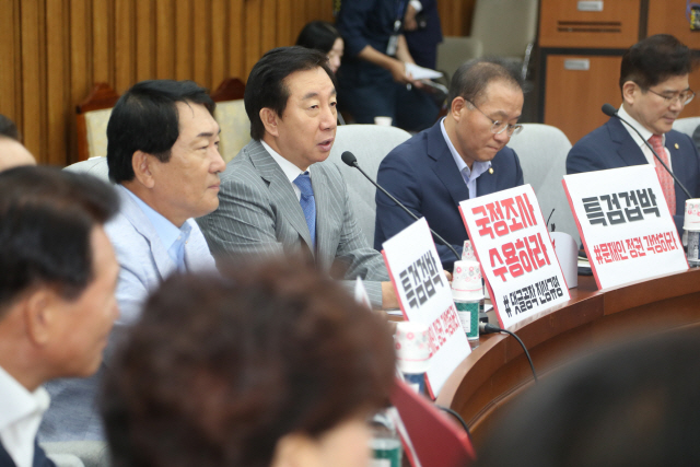 김성태 자유한국당 원내대표가 24일 오전 국회에서 열린 원내대책회의에서 발언하고 있다./연합뉴스