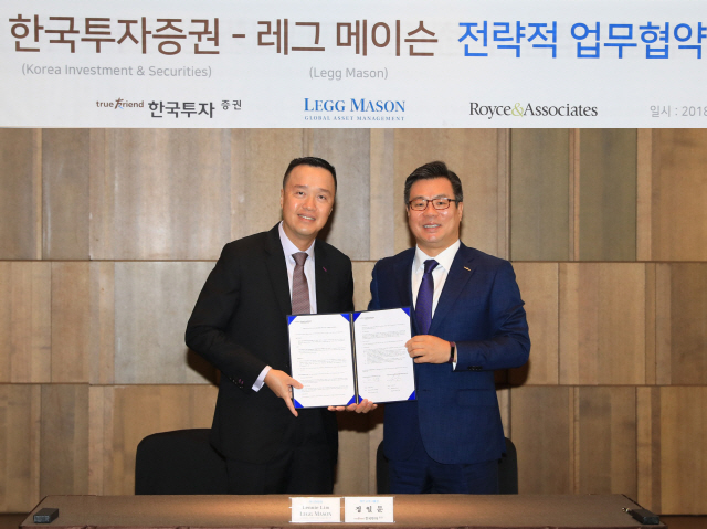 정일문(오른쪽) 한국투자증권 개인고객그룹장과 레니 림(Lennie Lim) 레그메이슨(Legg Mason) 아시아 대표가 14일 서울 신라호텔 영빈관에서 전략적 업무제휴(MOU)를 체결하고 기념사진을 찍고 있다. 한국투자증권은 우수한 성과의 글로벌 투자상품을 국내 투자자에게 제공하기 위해 레그메이슨사와 손잡고 미국 소형주에 투자해 수익을 추구하는 ‘하이로이스미국스몰캡펀드’를 출시했다. /사진제공=한국투자증권