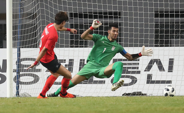 23일 2018 자카르타 팔렘방 아시안게임 축구 16강전에서 황의조 선수가 선제골을 넣고 있다. 이란골문 뒤로 쌍용정보통신의 광고가 보인다. /인도네시아=연합뉴스