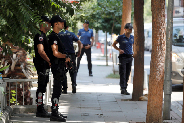 무장을 한 경찰 인력이 터키 주재 미국 대사관 앞을 지키고 있다. /연합뉴스