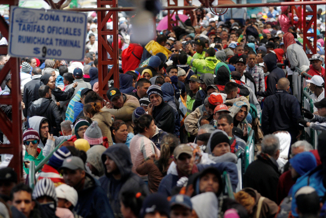 콜롬비아 국경지역인 루미차카에서 지난 9일(현지시간) 수많은 베네수엘라 이민자들이 에콰도르 입국 허가를 기다리고 있다. 베네수엘라를 탈출한 난민은 인구 전체의 7%에 달하는 230만명이다. /연합뉴스