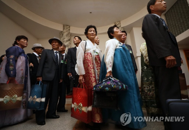 이산가족 상봉 참가 87세 할머니, 건강 문제로 남측 후송