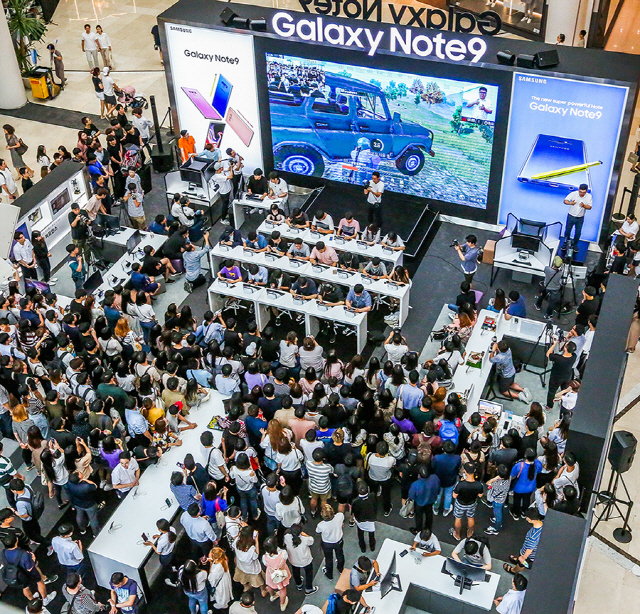 국내 소비자들이 지난 25일 서울 영등포 타임스퀘어 아트리움 광장의 갤럭시 스튜디오에서 진행된 ‘갤럭시 노트9 X 배틀그라운드 모바일 스페셜 챌린지’에 참여하고 있다. /사진제공=삼성전자