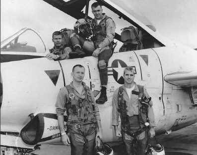 존 매케인(앞줄 오른쪽) 상원 의원이 해군 비행단 복무 중이던 지난 1965년 동료들과 사진을 찍고 있는 모습.   /위키피디아