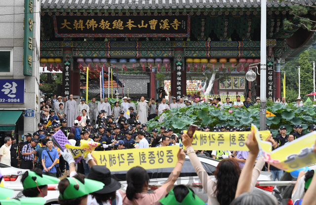 26일 서울 종로구 조계사 앞에서 열린 전국승려대회 참가자들이 피켓을 들고 종단개혁을 촉구하고 있다./이호재기자
